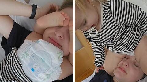Cute footage shows mom & baby's high-spirited morning routine