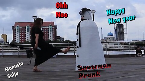 scary snowman prank. craziest reactions, don't miss it.lelucon manusia salju menakutan.