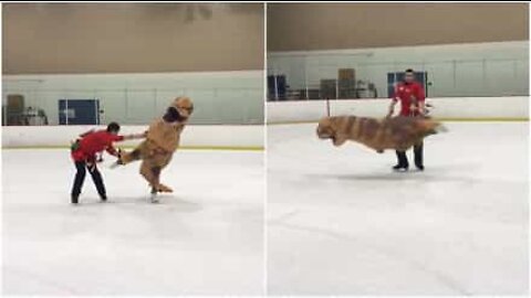 T-Rex patinador realiza acrobacias numa pista de gelo na Califórnia
