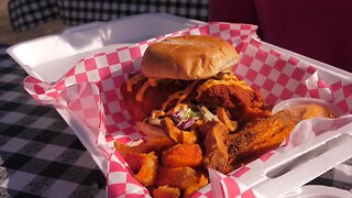 Simply Sweet Allison tries Bucky's Hot Chicken