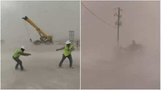 Arbejdere i Texas bliver fanget i en intens sandstorm