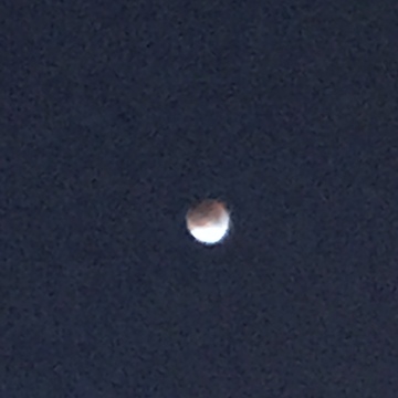 Lunar eclipse January 31/2018 sun does not light up the moon...