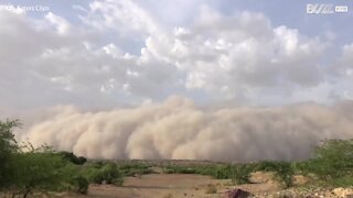 Homem filma gigante tempestade de areia!