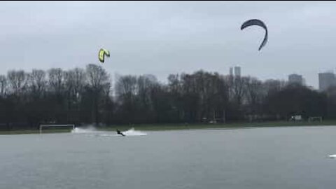 Le match de foot tourne à la séance de kitesurf à Paris