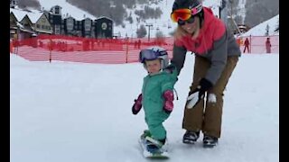 Menina de 1 ano pratica pela primeira vez snowboard