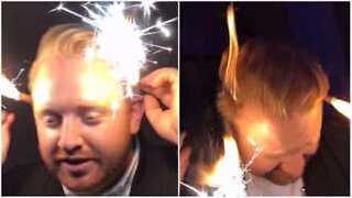 Mies sytyttää hiuksensa palamaan tähtisadetikuilla leikkiessään