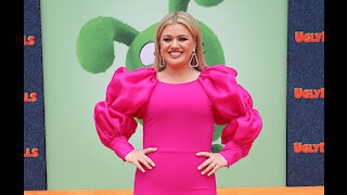 Kelly Clarkson's kids attending therapy amid divorce
