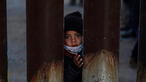 Horror en la frontera: traficantes de niños se benefician de las políticas migratorias de Biden