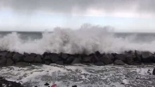 Fortes ondas inundam baixa da cidade em Washington