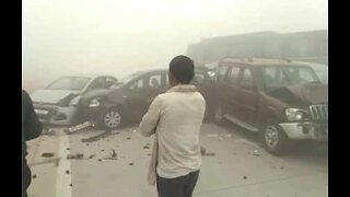 Videoen viser en vanvittig kjedekollisjon i India forårsaket av dårlig sikt på grunn av forurensning
