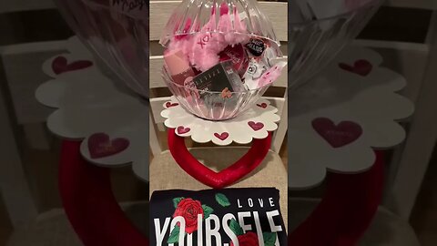Valentine’s Gift Basket Ideas #ringpop #tutorial #giftideas