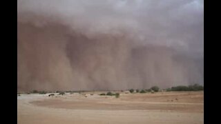 Voldsom sandstorm rammer australsk by