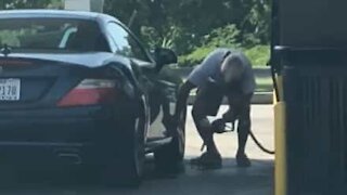 Homem limpa o carro com gasolina!