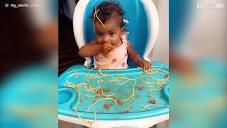 Cette fillette fait un carnage en mangeant des spaghettis