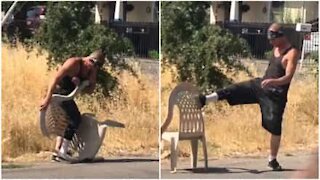 Uomo lotta contro una sedia
