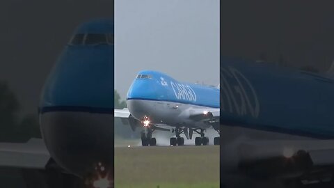 💨💦Boeing 747 Crosswind & Wet Runway #boeing #pilot #landing