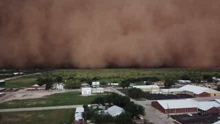 Tempestade de poeira maciça filmada por drone no Texas