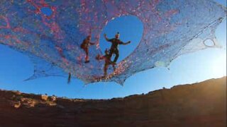 BASE jumping de uma colorida rede em Utah