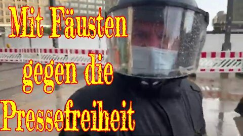 Mit Fäusten gegen die Pressefreiheit: Berlins Polizei im Einsatz....