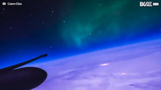 Incredibile: pilota filma l'aurora boreale dal suo aereo!