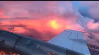 Impressionante tramonto visto dall'aereo