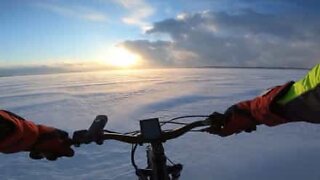 Já imaginou atravessar de bicicleta o lago Torch ao pôr do sol?