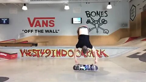 Amazing Handstand on a Skateboard!