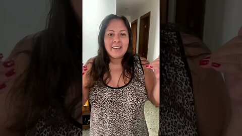 Julienne Camacho mostrando seu Aparador Bar 4050 e Balcão Marcele adquiridos na Estrela Móveis