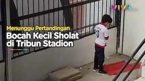MasyaAllah! Bocah Kejar Sholat di Tribun Stadion Sepakbola