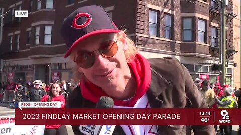 Bronson Arroyo sings 'Take Me Out to the Ball Game'