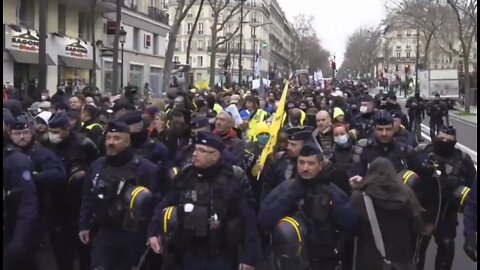 Los 'Chalecos Amarillos' vuelven a las calles de París para protestar contra el pase de la vacuna