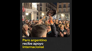 Manifestantes se concentran en Francia y España en respaldo al paro nacional en Argentina