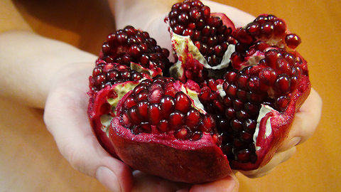 How to peel a pomegranate