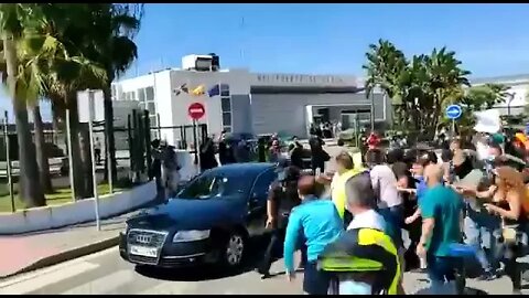 Mașina premierului spaniol, Pedro Sanchez, atacată la heliportul din Ceuta