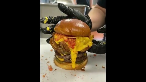 🍔😋😱 This Blooming Onion ON TOP Of A Double Cheeseburger 🧀🍔🤤 What Would You Rate This ❤ #shorts 😍 😱