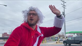 Thousands of Santas to take over Milwaukee streets in Santa Cycle Rampage