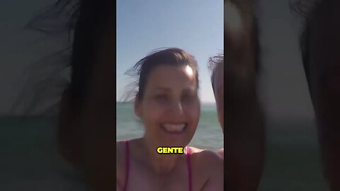 Rindo muito, Rubia levou maior caldo na praia em Portugal