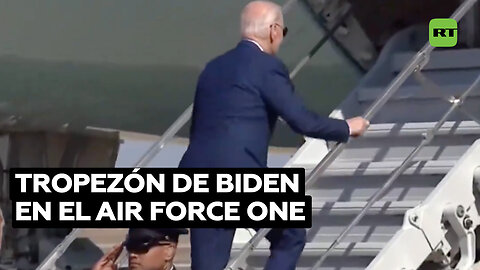 Joe Biden tropieza antes de abordar el Air Force One para un vuelo a California