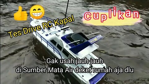 Main Kapal Remot di Sumber Mata Air