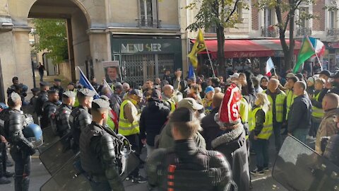 France: Yellow Vests joins protesters demonstrating against COVID pass, taxes in Paris - 06.11.2021