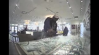 Sledgehammer wielding thief smashes display case, steals watches from Pasco jewelry store