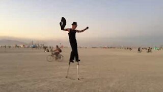 Artista em andas deslumbra no Burning Man