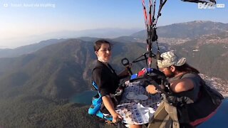 Homem é entrevistado enquanto faz parapente e bebe café!