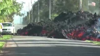 Panico: lava inghiottisce auto parcheggiata alle Hawaii