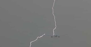 Terrifying: Airplane struck by lightning just after takeoff