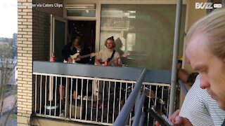 Un concert au balcon en pleine quarantaine