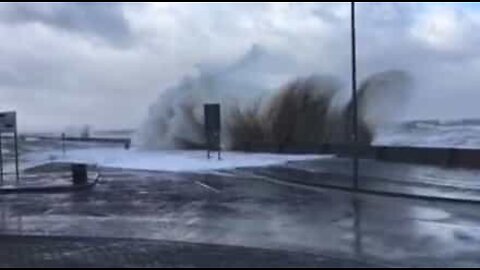 Storm Eleanor skaber kæmpe bølger i Storbritannien