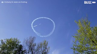 Un pilote dessine un joli message dans le ciel