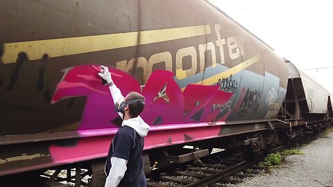 RAW DAYLIGHT GRAFFITI BOMBING ON A TRAIN!