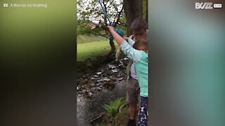 Elle tombe à l'eau en voulant imiter tarzan